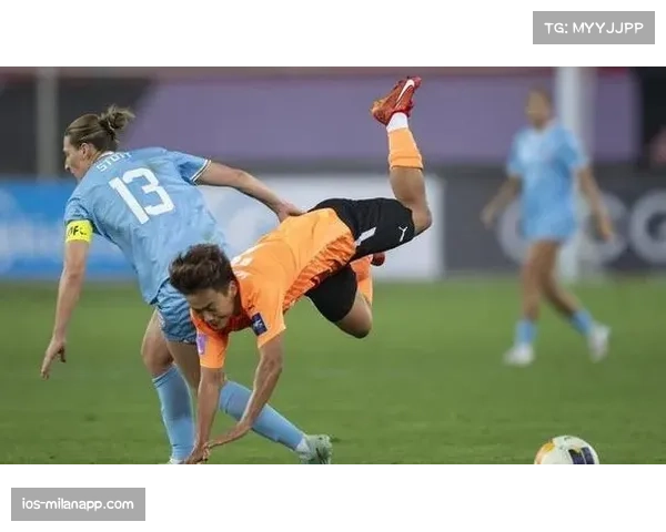 门将陈晨亚冠赛场高接低挡 关键扑救保住武汉女足胜果